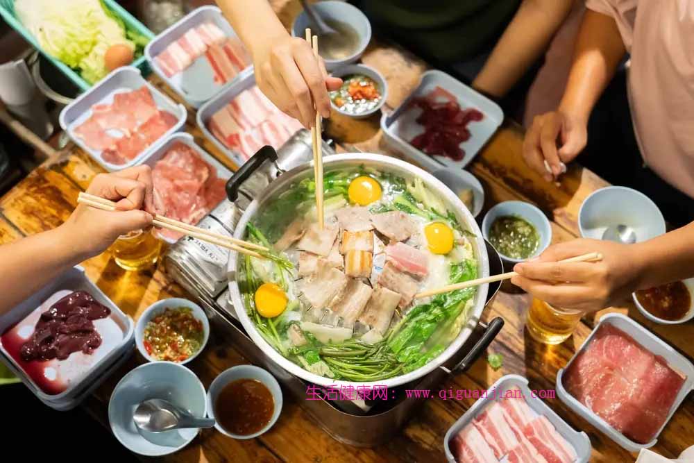 过年吃太咸易水肿！营养师三大攻略：这样吃、动一动，快速排钠消胀-生活健康网