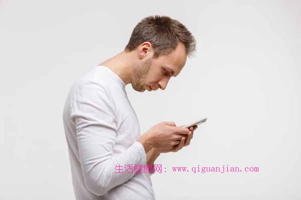 25 岁低头滑手机致颈椎严重变形！警惕 “垂头症”，4 个动作救回体态-健康运动-生活健康网