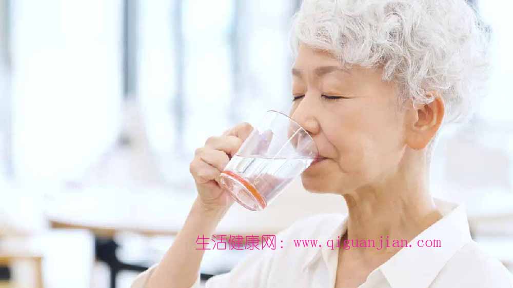 高龄吞咽危机：喝水也会呛到！正确吞法、训练与饮食一次教你-疾病预防-生活健康网