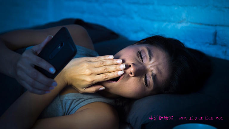 深夜刷手机6小时后，我终于懂了：熬夜的真相从不是“几点睡”-疾病预防-生活健康网