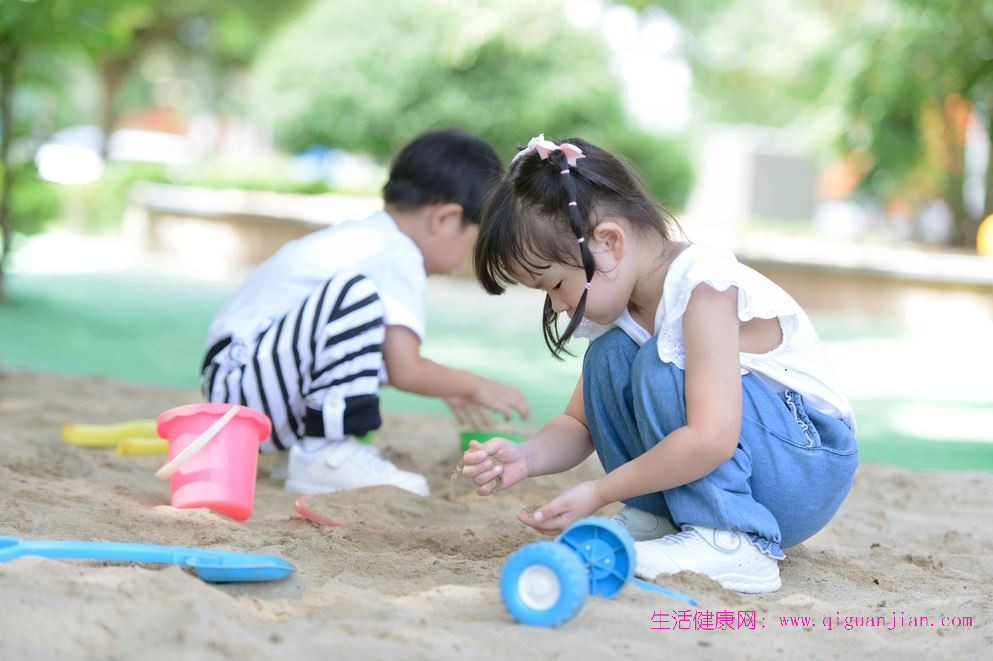 孩子感觉统合发育不足怎么办？适度探索助力儿童成长-母婴亲子-生活健康网
